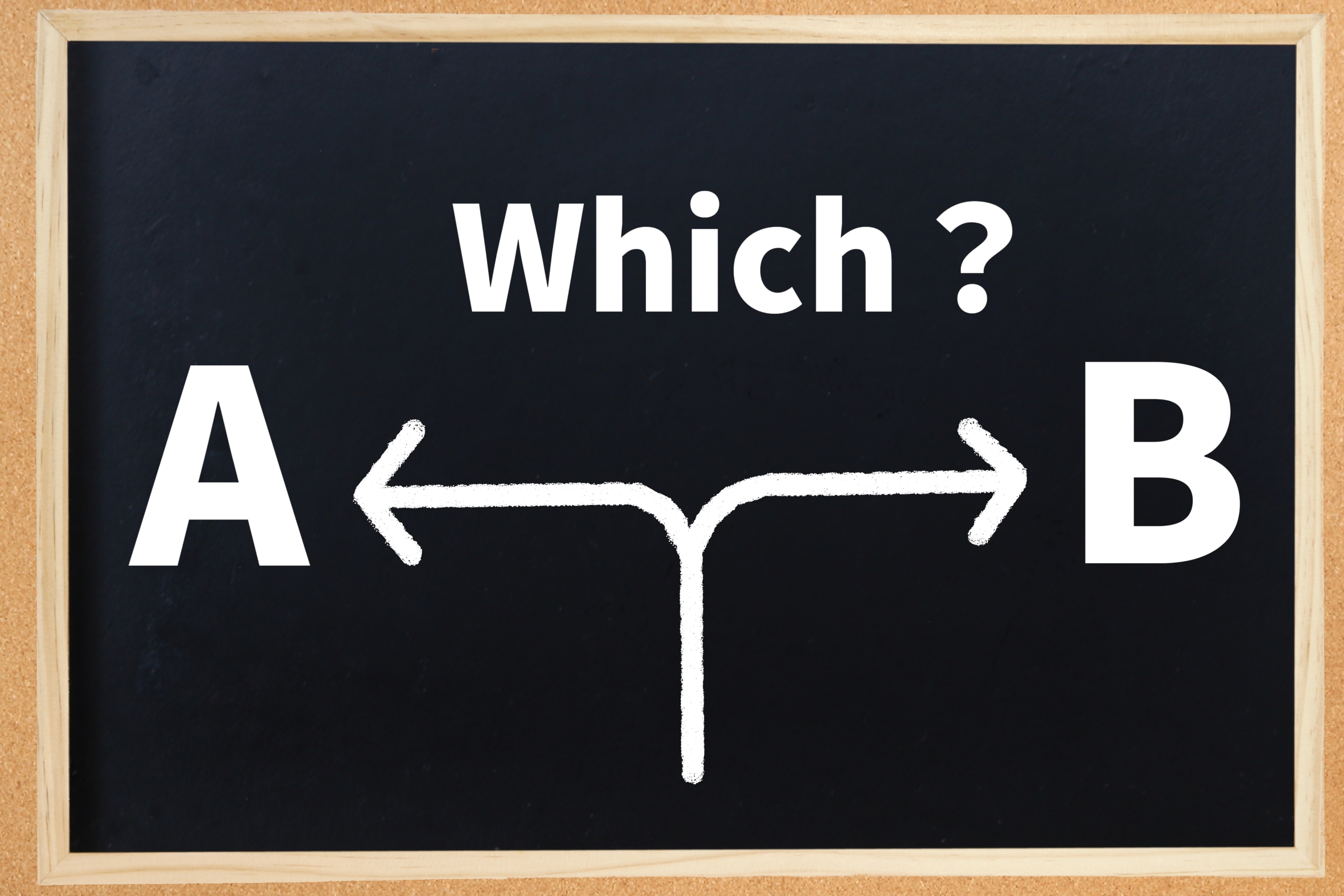 黒板に描かれた『Which?』の文字と、左右の『A』と『B』へと分岐する矢印
