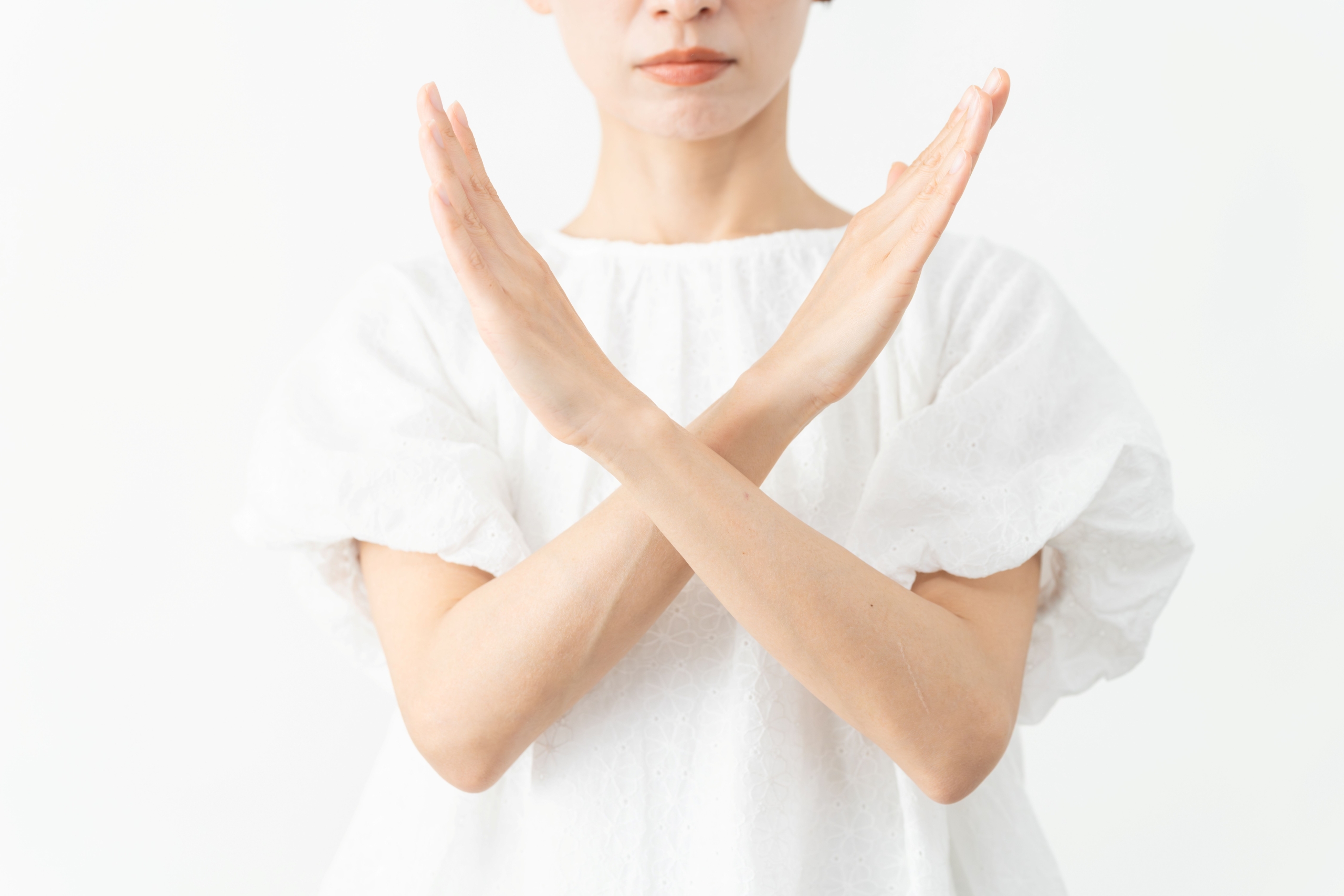 「ダメ」「禁止」のポーズをとる女性